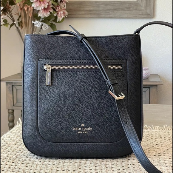 kate spade Handbags - Kate spade top zip crossbody Leila black leather